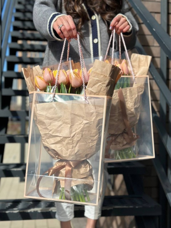 Букет тюльпанов в сумке