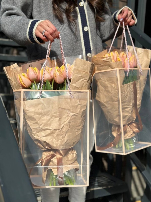 Букет тюльпанов в сумке